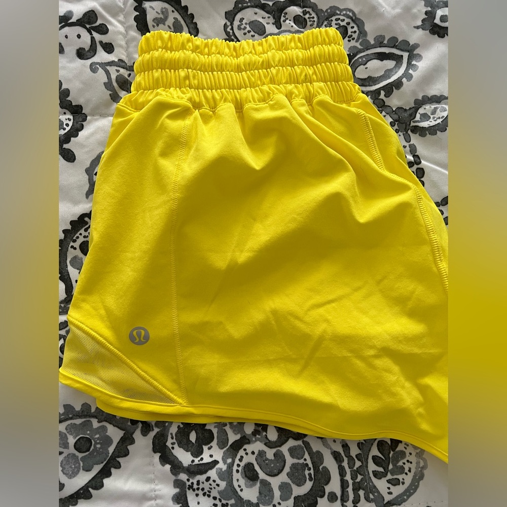 Lululemon hotty hot high rise 2.5 inch size 6